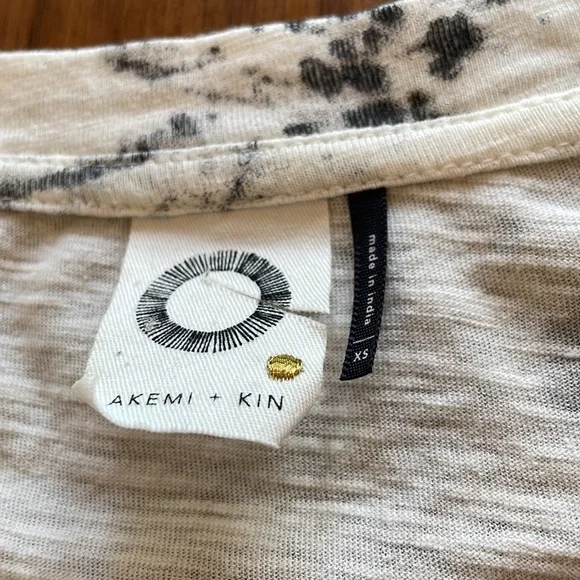 ANTHROPOLOGIE AKEMI + KIN long sleeved asymmetrical T-shirt with flared sleeves. - Picture 9 of 16